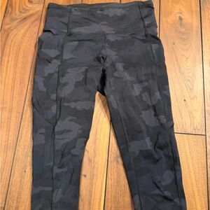 Fast and Free Capri Camouflage Leggings - Size 8